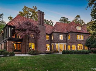 8 Carrswold Dr, Saint Louis, MO 63105