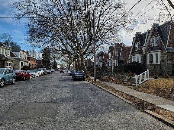 4th image of 4018 Hartel Ave
