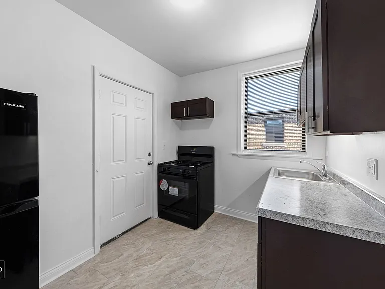 7657 S East End Ave — Photo 2