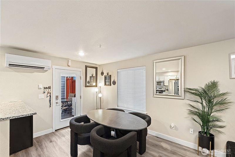 4th image of 211 Norpoint Way NE