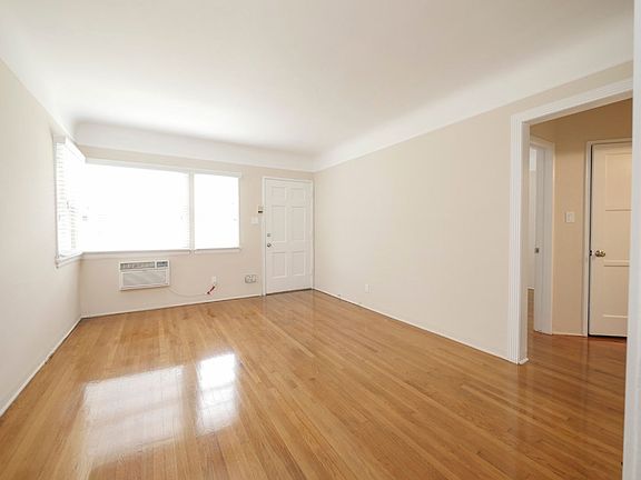 3rd image of 2010-2016 Ocean Park Blvd #11810D