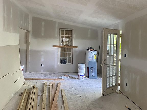 2nd image of 916 Logan Ave