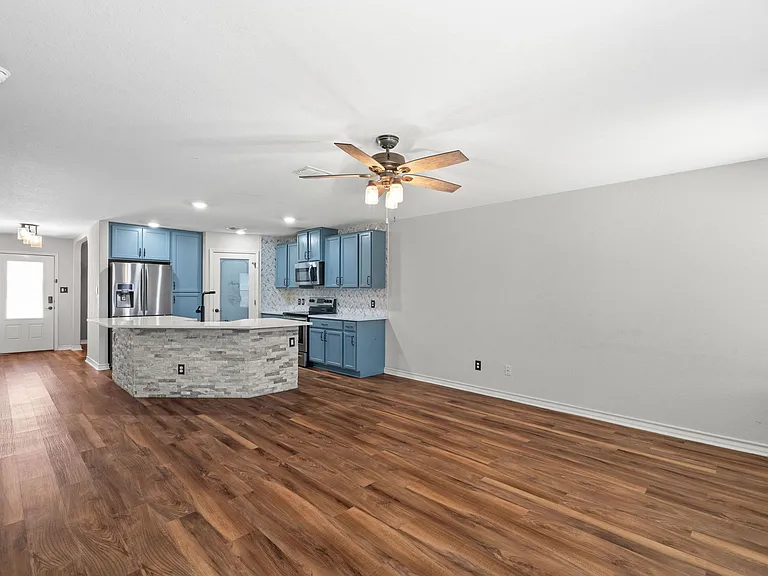 2819 Davis Trce — Photo 2