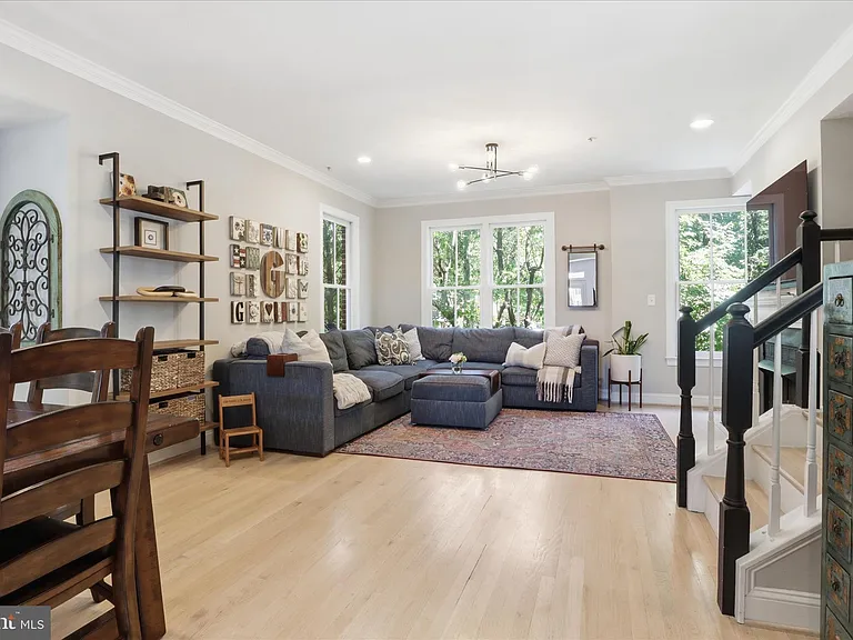 301 S Henry St — Photo 14