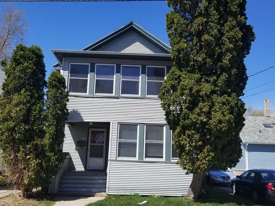 Front view, entrance to upper and lower units
