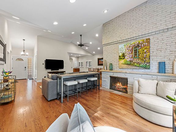 3rd image of 185 Green Leaf Dr