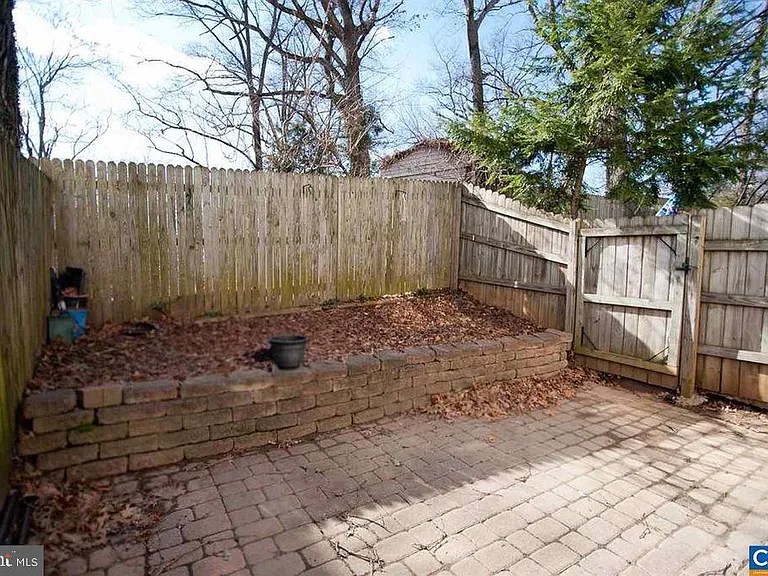 1566 Garden Ct — Photo 18
