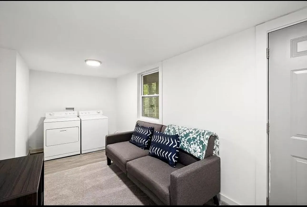 1 bed, 1.5 bath, 1839 sqft, $1,412 — Photo 3