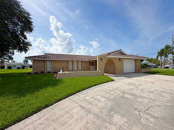 3rd image of 5029 Pelican Dr