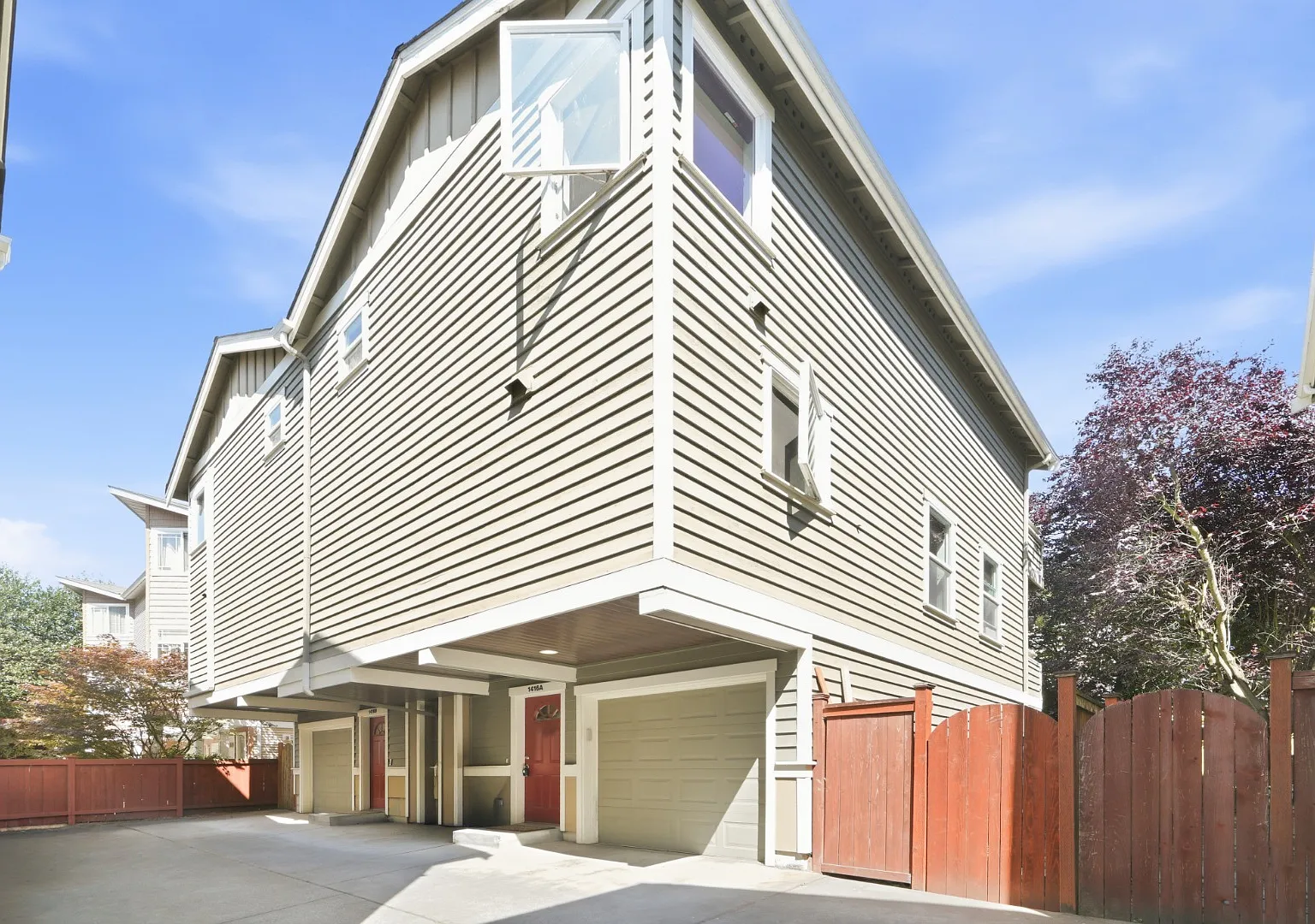 *Beautiful Ballard Townhome With Spacious Fenced Yard & Attached Garage For Rent* Available For M... — Photo 1