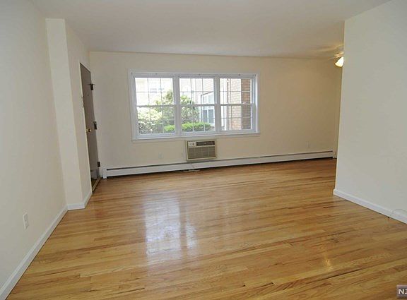 4th image of 45 Maltbie Ave APT 5B