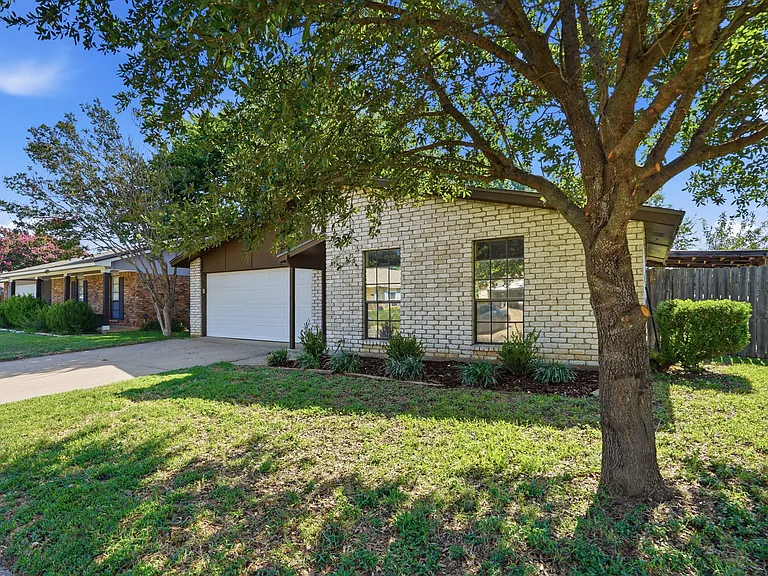 2711 Treeview Dr — Photo 3