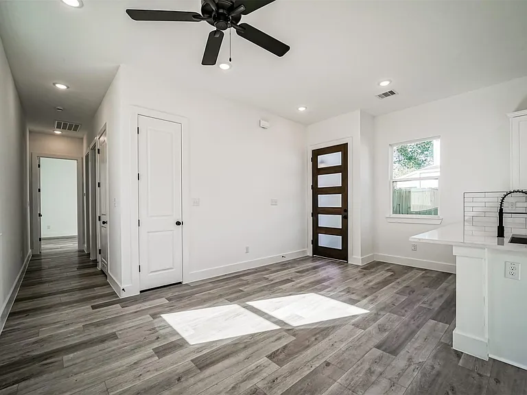 8409 Schneider St — Photo 11