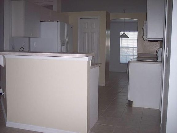 5th image of 3019 SW 15th Place Cpe