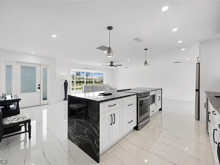 4930 Edith Esplanade Cpe — Photo 10