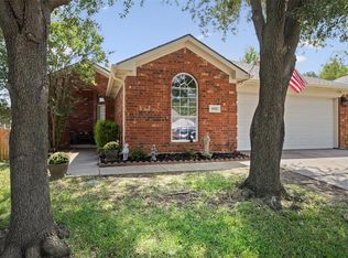 802 Slaughter Ln, Euless, TX 76040