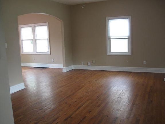 5th image of 923 S Twyckenham Dr