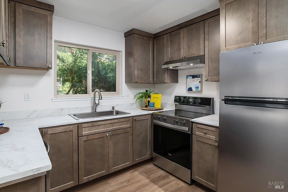 1484 Parkway Drive - Photo 2