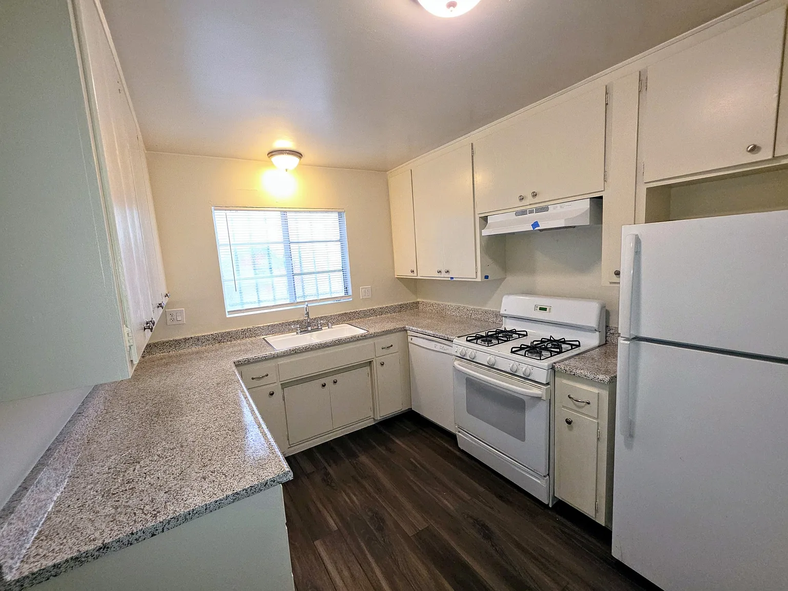 3 bed, 1800 sqft, $2,395 — Photo 3