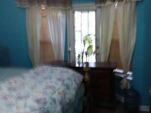 Large master with bay area