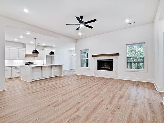 5th image of 5 Hillington Cir