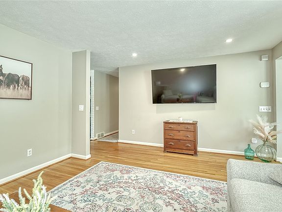4th image of 665 Regina Dr