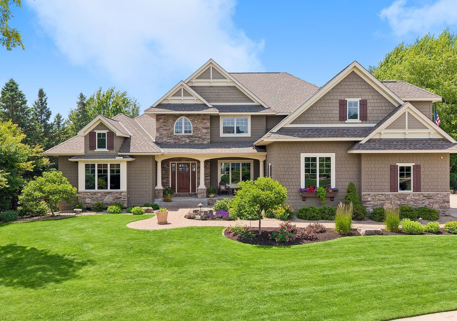 2932 Fairway Dr — Chaska Town Course