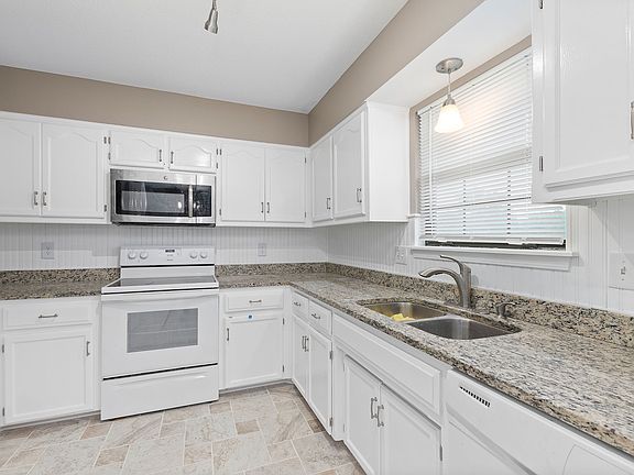 5th image of 923 NE 108th St