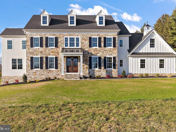 2 Red Barn Ln, Malvern, PA 19355