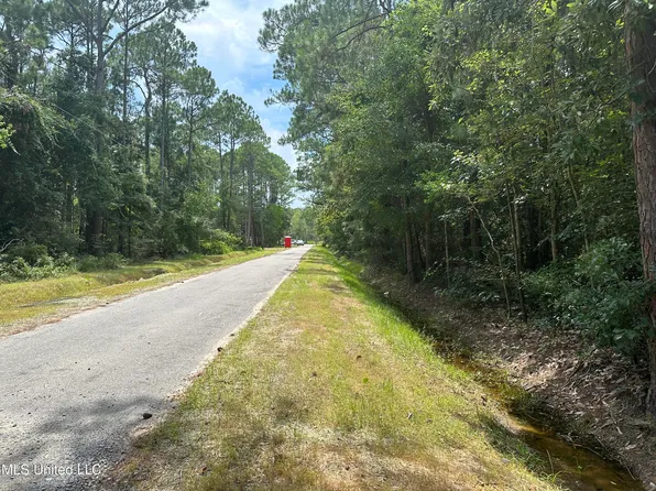 Art St, Waveland, MS 39576