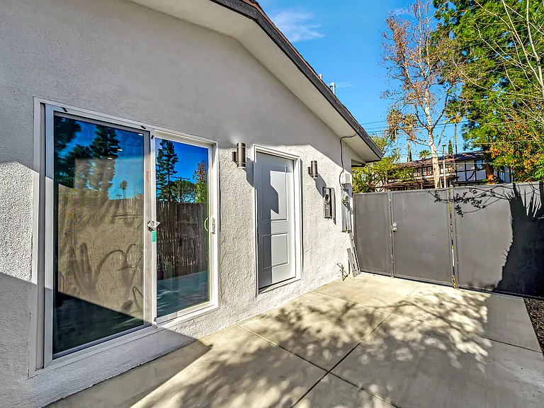 5565 Ostin Ave — Photo 73