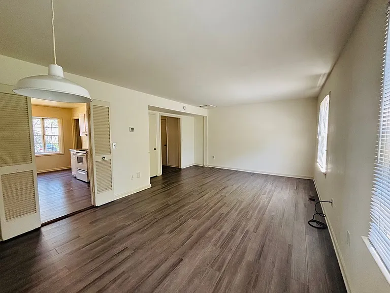 105 Sherwood Ct — Photo 5