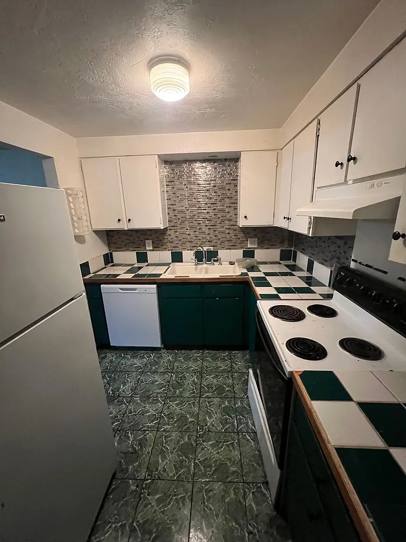 Spiller Apartments — Photo 2
