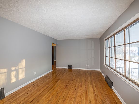 4th image of 826 Oak St