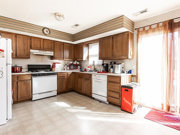 3rd image of 366 Douglas Ave