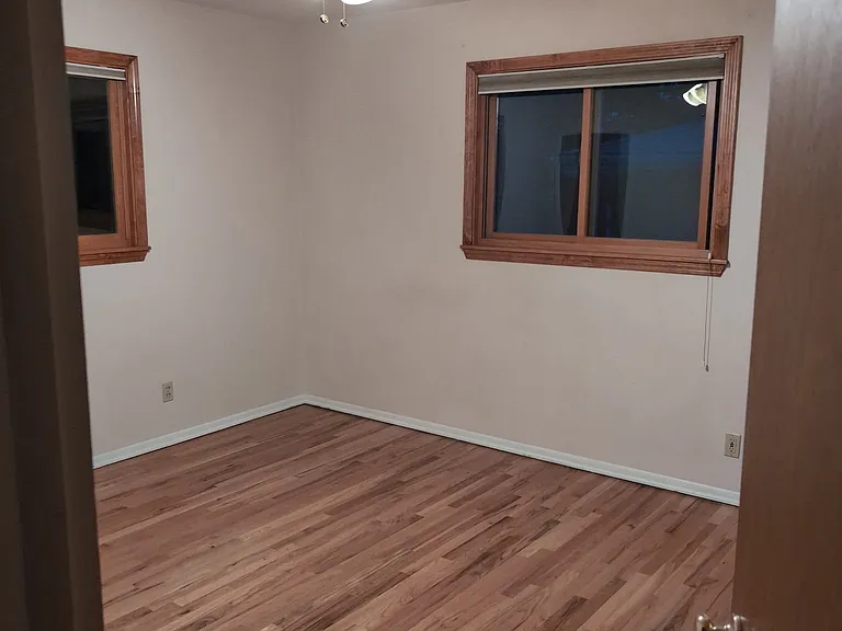 Master with en suite bathroom - $900