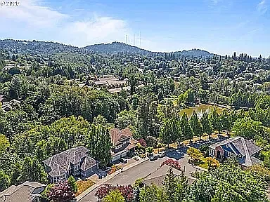 6 bed, 3.5 bath, 4504 sqft, $5,200 — Photo 3