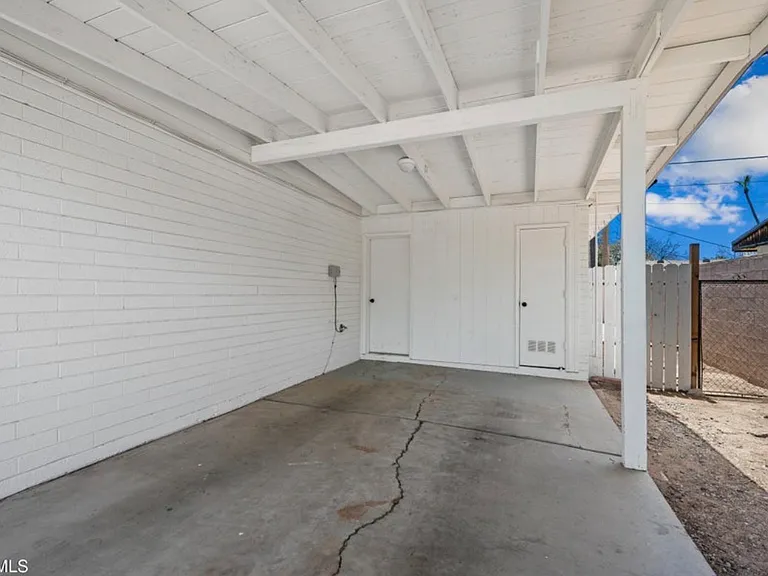 707 E Encanto Dr — Photo 2