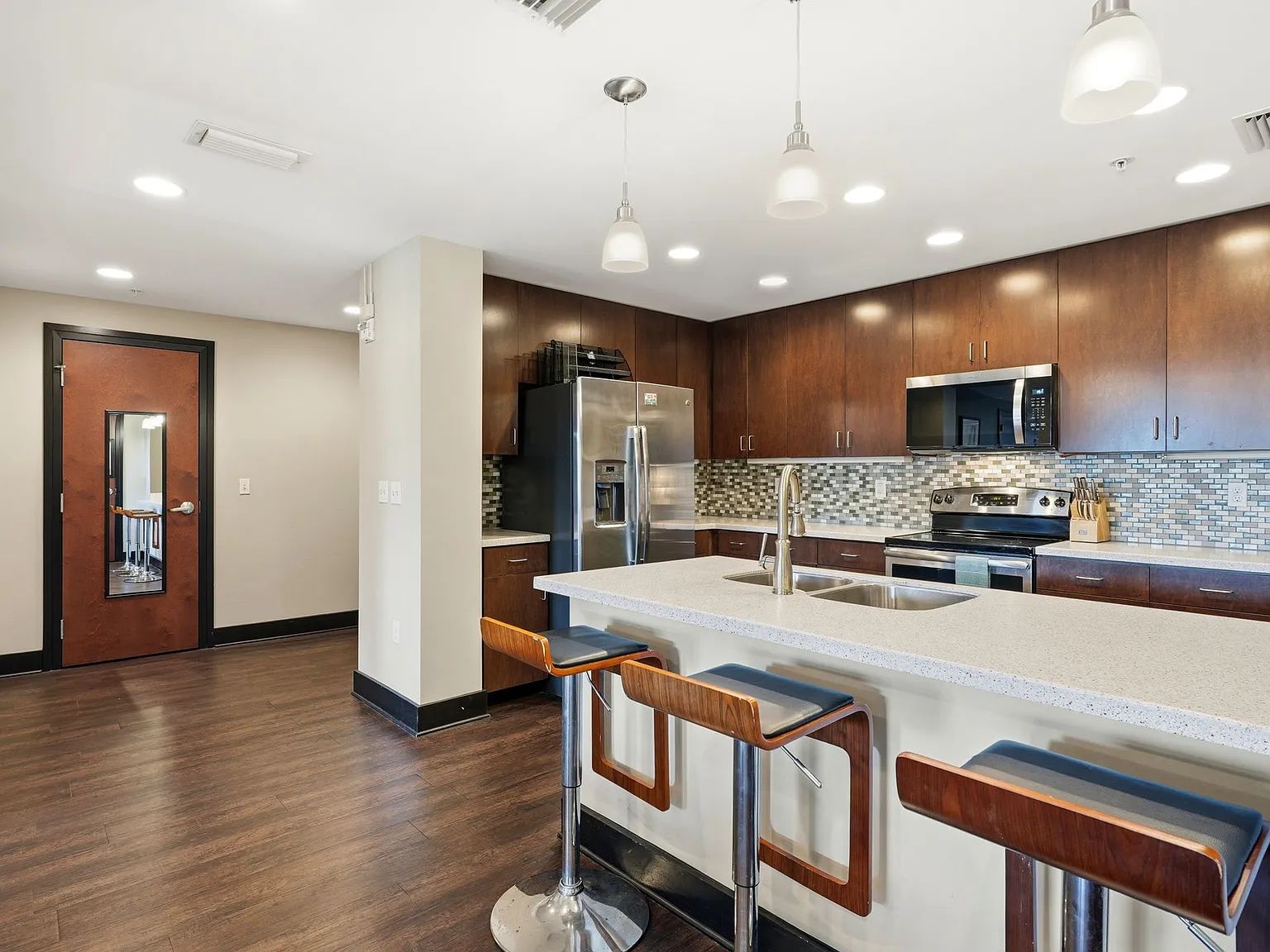 3 bed, 1796 sqft, $3,500 — Photo 2