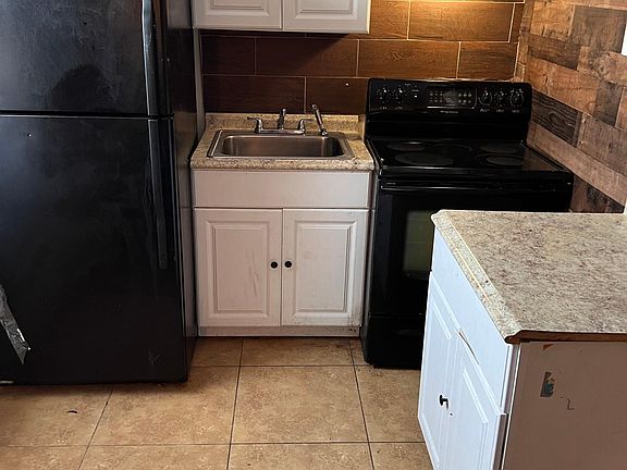3rd image of 601 E Clementine St Floor 1
