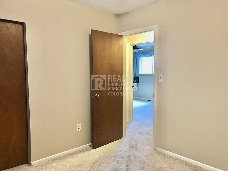 752 Oxford Ln — Photo 17