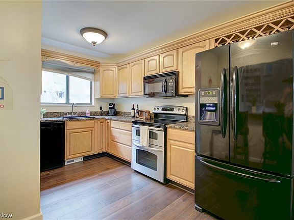 4th image of 9420 Bassett Ln