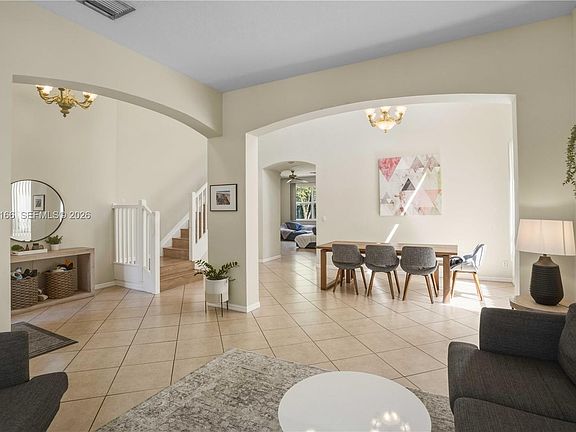 5th image of 19143 Crystal St
