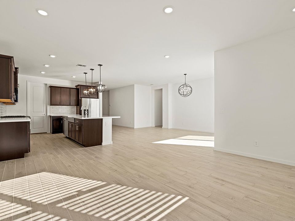 PHX_Paloma-Creek_Living-Area_15985-W-Desert-Spoon-Dr