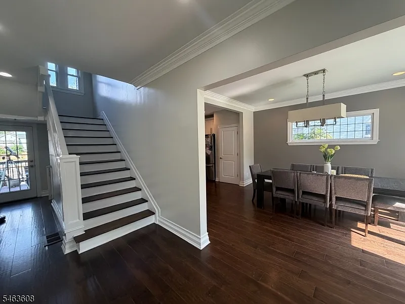 5 bed, 3.5 bath, 4250 sqft, $6,500 — Photo 2