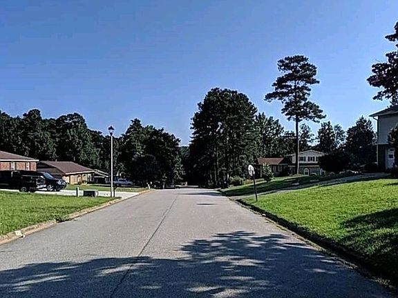 3rd image of 187 Creekview Cir