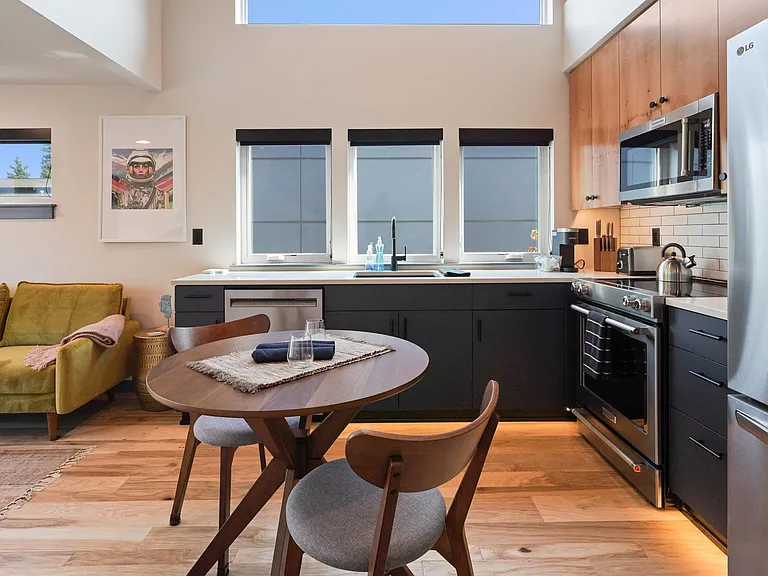 36 SW Roosevelt Ave #2 — Photo 6