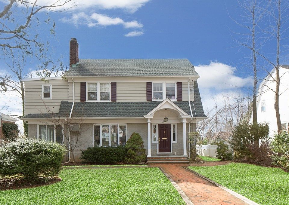 1st image of 10 Surrey Ln