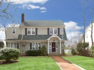 10 Surrey Ln, Great Neck, NY 11023