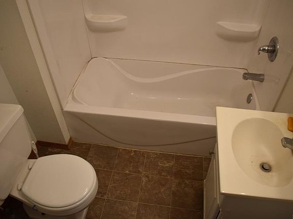 4th image of 402 1st Ave NE